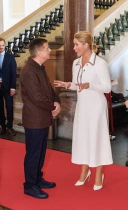 04.11.2025. Düsseldorf. NRW-Ministerpräsident Hendrik Wüst verleiht den Staatspreis an Fotograf Andreas Gursky. Die Laudatio auf den Preisträger hält Susanne Pfeffer, Direktorin des Museums für Moderne Künste in Frankfurt a. M., Camillo Grewe wird die Verleihung musikalisch untermalen. Als enge Vertraute Gurskys werden Andreas Frege (alias Campino) und Günther Netzer ebenfalls an der Veranstaltung und einem Talk über Andreas Gursky teilnehmen. Moderiert wird der Staatspreis von Judith Rakers. Düsseldorf K21, Kunstsammlung Nordrhein-Westfalen Nordrhein-Westfalen Deutschland