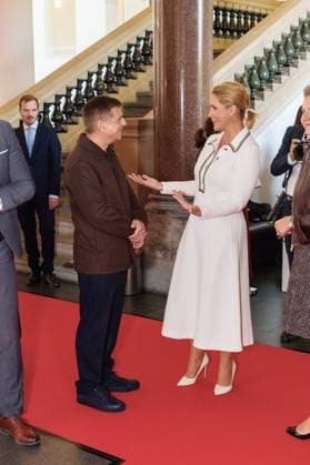 04.11.2025. Düsseldorf. NRW-Ministerpräsident Hendrik Wüst verleiht den Staatspreis an Fotograf Andreas Gursky. Die Laudatio auf den Preisträger hält Susanne Pfeffer, Direktorin des Museums für Moderne Künste in Frankfurt a. M., Camillo Grewe wird die Verleihung musikalisch untermalen. Als enge Vertraute Gurskys werden Andreas Frege (alias Campino) und Günther Netzer ebenfalls an der Veranstaltung und einem Talk über Andreas Gursky teilnehmen. Moderiert wird der Staatspreis von Judith Rakers. Düsseldorf K21, Kunstsammlung Nordrhein-Westfalen Nordrhein-Westfalen Deutschland