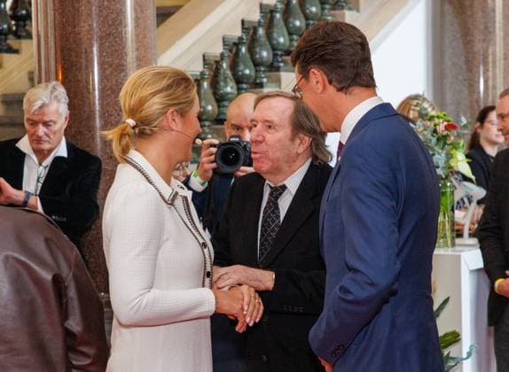 04.11.2025. Düsseldorf. NRW-Ministerpräsident Hendrik Wüst verleiht den Staatspreis an Fotograf Andreas Gursky. Die Laudatio auf den Preisträger hält Susanne Pfeffer, Direktorin des Museums für Moderne Künste in Frankfurt a. M., Camillo Grewe wird die Verleihung musikalisch untermalen. Als enge Vertraute Gurskys werden Andreas Frege (alias Campino) und Günther Netzer ebenfalls an der Veranstaltung und einem Talk über Andreas Gursky teilnehmen. Moderiert wird der Staatspreis von Judith Rakers. Düsseldorf K21, Kunstsammlung Nordrhein-Westfalen Nordrhein-Westfalen Deutschland