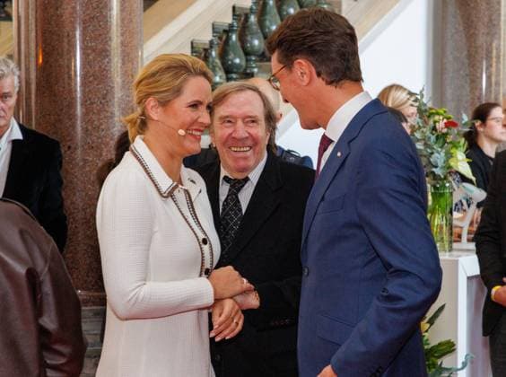 04.11.2025. Düsseldorf. NRW-Ministerpräsident Hendrik Wüst verleiht den Staatspreis an Fotograf Andreas Gursky. Die Laudatio auf den Preisträger hält Susanne Pfeffer, Direktorin des Museums für Moderne Künste in Frankfurt a. M., Camillo Grewe wird die Verleihung musikalisch untermalen. Als enge Vertraute Gurskys werden Andreas Frege (alias Campino) und Günther Netzer ebenfalls an der Veranstaltung und einem Talk über Andreas Gursky teilnehmen. Moderiert wird der Staatspreis von Judith Rakers. Düsseldorf K21, Kunstsammlung Nordrhein-Westfalen Nordrhein-Westfalen Deutschland