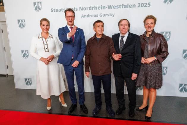 04.11.2025. Düsseldorf. NRW-Ministerpräsident Hendrik Wüst verleiht den Staatspreis an Fotograf Andreas Gursky. Die Laudatio auf den Preisträger hält Susanne Pfeffer, Direktorin des Museums für Moderne Künste in Frankfurt a. M., Camillo Grewe wird die Verleihung musikalisch untermalen. Als enge Vertraute Gurskys werden Andreas Frege (alias Campino) und Günther Netzer ebenfalls an der Veranstaltung und einem Talk über Andreas Gursky teilnehmen. Moderiert wird der Staatspreis von Judith Rakers. Düsseldorf K21, Kunstsammlung Nordrhein-Westfalen Nordrhein-Westfalen Deutschland