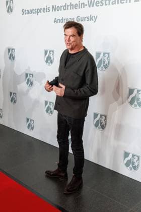 04.11.2025. Düsseldorf. NRW-Ministerpräsident Hendrik Wüst verleiht den Staatspreis an Fotograf Andreas Gursky. Die Laudatio auf den Preisträger hält Susanne Pfeffer, Direktorin des Museums für Moderne Künste in Frankfurt a. M., Camillo Grewe wird die Verleihung musikalisch untermalen. Als enge Vertraute Gurskys werden Andreas Frege (alias Campino) und Günther Netzer ebenfalls an der Veranstaltung und einem Talk über Andreas Gursky teilnehmen. Moderiert wird der Staatspreis von Judith Rakers. Düsseldorf K21, Kunstsammlung Nordrhein-Westfalen Nordrhein-Westfalen Deutschland