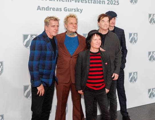 04.11.2025. Düsseldorf. NRW-Ministerpräsident Hendrik Wüst verleiht den Staatspreis an Fotograf Andreas Gursky. Die Laudatio auf den Preisträger hält Susanne Pfeffer, Direktorin des Museums für Moderne Künste in Frankfurt a. M., Camillo Grewe wird die Verleihung musikalisch untermalen. Als enge Vertraute Gurskys werden Andreas Frege (alias Campino) und Günther Netzer ebenfalls an der Veranstaltung und einem Talk über Andreas Gursky teilnehmen. Moderiert wird der Staatspreis von Judith Rakers. Düsseldorf K21, Kunstsammlung Nordrhein-Westfalen Nordrhein-Westfalen Deutschland