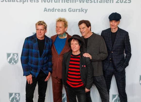 04.11.2025. Düsseldorf. NRW-Ministerpräsident Hendrik Wüst verleiht den Staatspreis an Fotograf Andreas Gursky. Die Laudatio auf den Preisträger hält Susanne Pfeffer, Direktorin des Museums für Moderne Künste in Frankfurt a. M., Camillo Grewe wird die Verleihung musikalisch untermalen. Als enge Vertraute Gurskys werden Andreas Frege (alias Campino) und Günther Netzer ebenfalls an der Veranstaltung und einem Talk über Andreas Gursky teilnehmen. Moderiert wird der Staatspreis von Judith Rakers. Düsseldorf K21, Kunstsammlung Nordrhein-Westfalen Nordrhein-Westfalen Deutschland