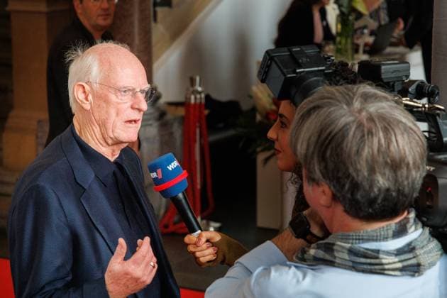 04.11.2025. Düsseldorf. NRW-Ministerpräsident Hendrik Wüst verleiht den Staatspreis an Fotograf Andreas Gursky. Die Laudatio auf den Preisträger hält Susanne Pfeffer, Direktorin des Museums für Moderne Künste in Frankfurt a. M., Camillo Grewe wird die Verleihung musikalisch untermalen. Als enge Vertraute Gurskys werden Andreas Frege (alias Campino) und Günther Netzer ebenfalls an der Veranstaltung und einem Talk über Andreas Gursky teilnehmen. Moderiert wird der Staatspreis von Judith Rakers. Düsseldorf K21, Kunstsammlung Nordrhein-Westfalen Nordrhein-Westfalen Deutschland