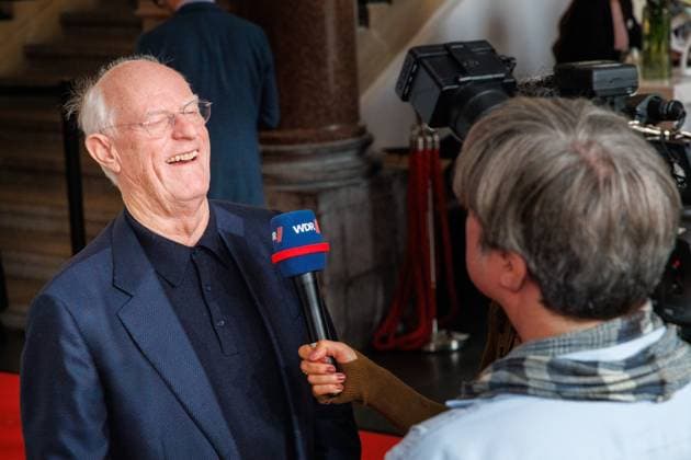 04.11.2025. Düsseldorf. NRW-Ministerpräsident Hendrik Wüst verleiht den Staatspreis an Fotograf Andreas Gursky. Die Laudatio auf den Preisträger hält Susanne Pfeffer, Direktorin des Museums für Moderne Künste in Frankfurt a. M., Camillo Grewe wird die Verleihung musikalisch untermalen. Als enge Vertraute Gurskys werden Andreas Frege (alias Campino) und Günther Netzer ebenfalls an der Veranstaltung und einem Talk über Andreas Gursky teilnehmen. Moderiert wird der Staatspreis von Judith Rakers. Düsseldorf K21, Kunstsammlung Nordrhein-Westfalen Nordrhein-Westfalen Deutschland