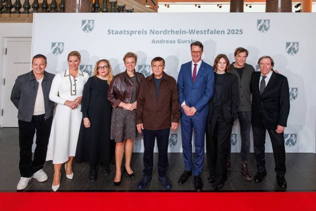 04.11.2025. Düsseldorf. NRW-Ministerpräsident Hendrik Wüst verleiht den Staatspreis an Fotograf Andreas Gursky. Die Laudatio auf den Preisträger hält Susanne Pfeffer, Direktorin des Museums für Moderne Künste in Frankfurt a. M., Camillo Grewe wird die Verleihung musikalisch untermalen. Als enge Vertraute Gurskys werden Andreas Frege (alias Campino) und Günther Netzer ebenfalls an der Veranstaltung und einem Talk über Andreas Gursky teilnehmen. Moderiert wird der Staatspreis von Judith Rakers. Düsseldorf K21, Kunstsammlung Nordrhein-Westfalen Nordrhein-Westfalen Deutschland