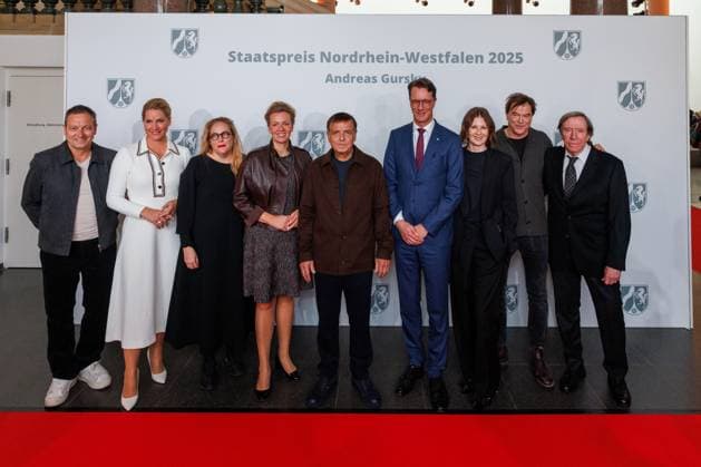 04.11.2025. Düsseldorf. NRW-Ministerpräsident Hendrik Wüst verleiht den Staatspreis an Fotograf Andreas Gursky. Die Laudatio auf den Preisträger hält Susanne Pfeffer, Direktorin des Museums für Moderne Künste in Frankfurt a. M., Camillo Grewe wird die Verleihung musikalisch untermalen. Als enge Vertraute Gurskys werden Andreas Frege (alias Campino) und Günther Netzer ebenfalls an der Veranstaltung und einem Talk über Andreas Gursky teilnehmen. Moderiert wird der Staatspreis von Judith Rakers. Düsseldorf K21, Kunstsammlung Nordrhein-Westfalen Nordrhein-Westfalen Deutschland