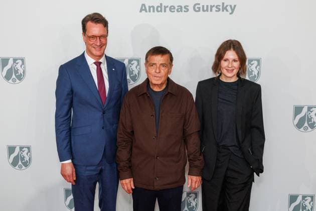 04.11.2025. Düsseldorf. NRW-Ministerpräsident Hendrik Wüst verleiht den Staatspreis an Fotograf Andreas Gursky. Die Laudatio auf den Preisträger hält Susanne Pfeffer, Direktorin des Museums für Moderne Künste in Frankfurt a. M., Camillo Grewe wird die Verleihung musikalisch untermalen. Als enge Vertraute Gurskys werden Andreas Frege (alias Campino) und Günther Netzer ebenfalls an der Veranstaltung und einem Talk über Andreas Gursky teilnehmen. Moderiert wird der Staatspreis von Judith Rakers. Düsseldorf K21, Kunstsammlung Nordrhein-Westfalen Nordrhein-Westfalen Deutschland