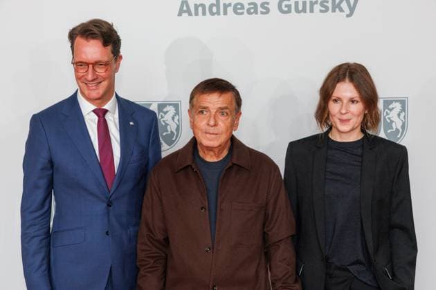 04.11.2025. Düsseldorf. NRW-Ministerpräsident Hendrik Wüst verleiht den Staatspreis an Fotograf Andreas Gursky. Die Laudatio auf den Preisträger hält Susanne Pfeffer, Direktorin des Museums für Moderne Künste in Frankfurt a. M., Camillo Grewe wird die Verleihung musikalisch untermalen. Als enge Vertraute Gurskys werden Andreas Frege (alias Campino) und Günther Netzer ebenfalls an der Veranstaltung und einem Talk über Andreas Gursky teilnehmen. Moderiert wird der Staatspreis von Judith Rakers. Düsseldorf K21, Kunstsammlung Nordrhein-Westfalen Nordrhein-Westfalen Deutschland