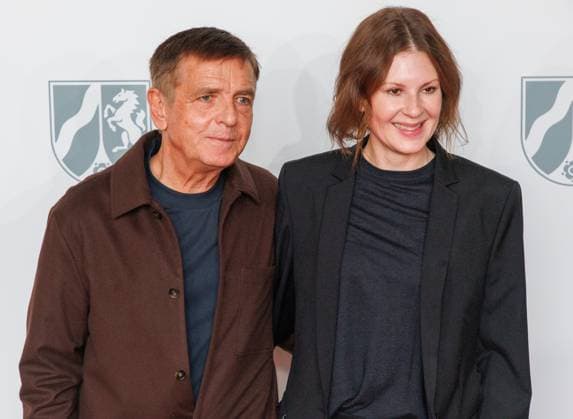 04.11.2025. Düsseldorf. NRW-Ministerpräsident Hendrik Wüst verleiht den Staatspreis an Fotograf Andreas Gursky. Die Laudatio auf den Preisträger hält Susanne Pfeffer, Direktorin des Museums für Moderne Künste in Frankfurt a. M., Camillo Grewe wird die Verleihung musikalisch untermalen. Als enge Vertraute Gurskys werden Andreas Frege (alias Campino) und Günther Netzer ebenfalls an der Veranstaltung und einem Talk über Andreas Gursky teilnehmen. Moderiert wird der Staatspreis von Judith Rakers. Düsseldorf K21, Kunstsammlung Nordrhein-Westfalen Nordrhein-Westfalen Deutschland