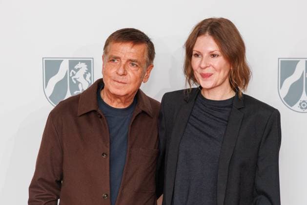 04.11.2025. Düsseldorf. NRW-Ministerpräsident Hendrik Wüst verleiht den Staatspreis an Fotograf Andreas Gursky. Die Laudatio auf den Preisträger hält Susanne Pfeffer, Direktorin des Museums für Moderne Künste in Frankfurt a. M., Camillo Grewe wird die Verleihung musikalisch untermalen. Als enge Vertraute Gurskys werden Andreas Frege (alias Campino) und Günther Netzer ebenfalls an der Veranstaltung und einem Talk über Andreas Gursky teilnehmen. Moderiert wird der Staatspreis von Judith Rakers. Düsseldorf K21, Kunstsammlung Nordrhein-Westfalen Nordrhein-Westfalen Deutschland