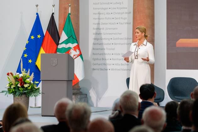 04.11.2025. Düsseldorf. NRW-Ministerpräsident Hendrik Wüst verleiht den Staatspreis an Fotograf Andreas Gursky. Die Laudatio auf den Preisträger hält Susanne Pfeffer, Direktorin des Museums für Moderne Künste in Frankfurt a. M., Camillo Grewe wird die Verleihung musikalisch untermalen. Als enge Vertraute Gurskys werden Andreas Frege (alias Campino) und Günther Netzer ebenfalls an der Veranstaltung und einem Talk über Andreas Gursky teilnehmen. Moderiert wird der Staatspreis von Judith Rakers. Düsseldorf K21, Kunstsammlung Nordrhein-Westfalen Nordrhein-Westfalen Deutschland