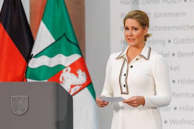 04.11.2025. Düsseldorf. NRW-Ministerpräsident Hendrik Wüst verleiht den Staatspreis an Fotograf Andreas Gursky. Die Laudatio auf den Preisträger hält Susanne Pfeffer, Direktorin des Museums für Moderne Künste in Frankfurt a. M., Camillo Grewe wird die Verleihung musikalisch untermalen. Als enge Vertraute Gurskys werden Andreas Frege (alias Campino) und Günther Netzer ebenfalls an der Veranstaltung und einem Talk über Andreas Gursky teilnehmen. Moderiert wird der Staatspreis von Judith Rakers. Düsseldorf K21, Kunstsammlung Nordrhein-Westfalen Nordrhein-Westfalen Deutschland