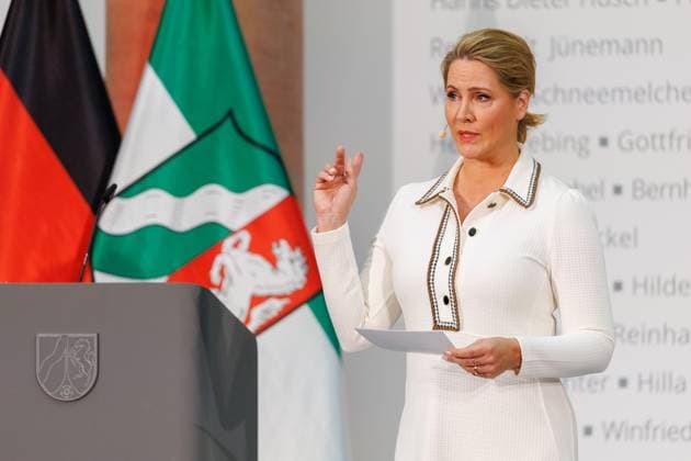 04.11.2025. Düsseldorf. NRW-Ministerpräsident Hendrik Wüst verleiht den Staatspreis an Fotograf Andreas Gursky. Die Laudatio auf den Preisträger hält Susanne Pfeffer, Direktorin des Museums für Moderne Künste in Frankfurt a. M., Camillo Grewe wird die Verleihung musikalisch untermalen. Als enge Vertraute Gurskys werden Andreas Frege (alias Campino) und Günther Netzer ebenfalls an der Veranstaltung und einem Talk über Andreas Gursky teilnehmen. Moderiert wird der Staatspreis von Judith Rakers. Düsseldorf K21, Kunstsammlung Nordrhein-Westfalen Nordrhein-Westfalen Deutschland