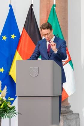04.11.2025. Düsseldorf. NRW-Ministerpräsident Hendrik Wüst verleiht den Staatspreis an Fotograf Andreas Gursky. Die Laudatio auf den Preisträger hält Susanne Pfeffer, Direktorin des Museums für Moderne Künste in Frankfurt a. M., Camillo Grewe wird die Verleihung musikalisch untermalen. Als enge Vertraute Gurskys werden Andreas Frege (alias Campino) und Günther Netzer ebenfalls an der Veranstaltung und einem Talk über Andreas Gursky teilnehmen. Moderiert wird der Staatspreis von Judith Rakers. Düsseldorf K21, Kunstsammlung Nordrhein-Westfalen Nordrhein-Westfalen Deutschland