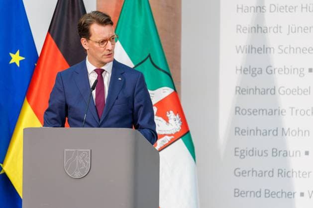 04.11.2025. Düsseldorf. NRW-Ministerpräsident Hendrik Wüst verleiht den Staatspreis an Fotograf Andreas Gursky. Die Laudatio auf den Preisträger hält Susanne Pfeffer, Direktorin des Museums für Moderne Künste in Frankfurt a. M., Camillo Grewe wird die Verleihung musikalisch untermalen. Als enge Vertraute Gurskys werden Andreas Frege (alias Campino) und Günther Netzer ebenfalls an der Veranstaltung und einem Talk über Andreas Gursky teilnehmen. Moderiert wird der Staatspreis von Judith Rakers. Düsseldorf K21, Kunstsammlung Nordrhein-Westfalen Nordrhein-Westfalen Deutschland