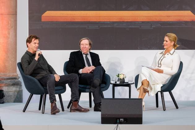 04.11.2025. Düsseldorf. NRW-Ministerpräsident Hendrik Wüst verleiht den Staatspreis an Fotograf Andreas Gursky. Die Laudatio auf den Preisträger hält Susanne Pfeffer, Direktorin des Museums für Moderne Künste in Frankfurt a. M., Camillo Grewe wird die Verleihung musikalisch untermalen. Als enge Vertraute Gurskys werden Andreas Frege (alias Campino) und Günther Netzer ebenfalls an der Veranstaltung und einem Talk über Andreas Gursky teilnehmen. Moderiert wird der Staatspreis von Judith Rakers. Düsseldorf K21, Kunstsammlung Nordrhein-Westfalen Nordrhein-Westfalen Deutschland