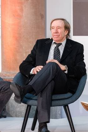 04.11.2025. Düsseldorf. NRW-Ministerpräsident Hendrik Wüst verleiht den Staatspreis an Fotograf Andreas Gursky. Die Laudatio auf den Preisträger hält Susanne Pfeffer, Direktorin des Museums für Moderne Künste in Frankfurt a. M., Camillo Grewe wird die Verleihung musikalisch untermalen. Als enge Vertraute Gurskys werden Andreas Frege (alias Campino) und Günther Netzer ebenfalls an der Veranstaltung und einem Talk über Andreas Gursky teilnehmen. Moderiert wird der Staatspreis von Judith Rakers. Düsseldorf K21, Kunstsammlung Nordrhein-Westfalen Nordrhein-Westfalen Deutschland