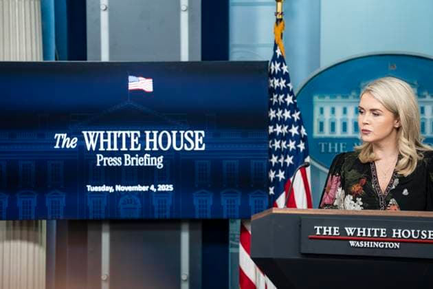 White House Press Briefing In The Brady Briefing Room Of The White House White House Press Secretary Karoline Leavitt takes questions during a press briefing on the government shutdown in the Brady Briefing Room of the White House in Washington, DC, on November 4, 2025 Washington DC United States  Copyright: xAndrewxThomasx originalFilename: thomas-whitehou251104_npPOq.jpg