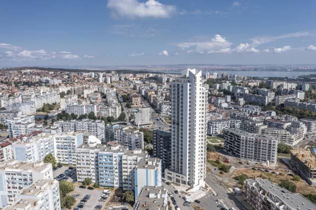 Luftaufnahme einer geschäftigen Stadt voller hoher Gebäude unter hellem Himmel. Luftaufnahme des Wolkenkratzers im Stadtteil Meden Rudnik, Burgas, Bulgarien Aerial view of a bustling city filled with tall buildings under a bright sky. Aerial view to the skyscraper in the Meden Rudnik district, Burgas, Bulgaria Copyright: imageBROKER NikolaxSpasov ibxnsp15457589.jpg