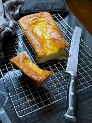 IMAGO Creative, Food, High Protein Frühstück Freshly baked cloud bread with Greek yogurt  Copyright: xSpencerxJonesx ghi-plexi02447