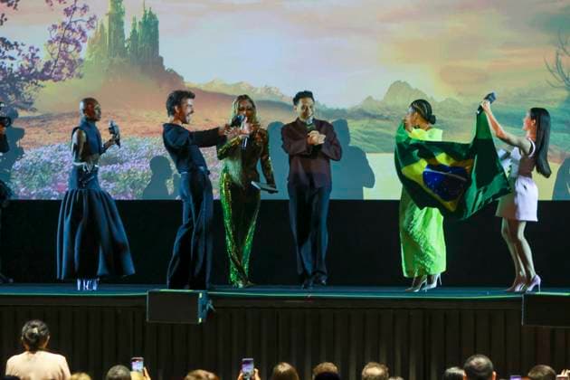premiere of Wicked: Part II in Sao Paulo Sao Paulo (SP), 04 11 2025 - Cinema Wicked II SP British actress Cynthia Erivo (Elphaba), Jon M. Chu (director), actor Jonathan Bailey (Fiyero), Larissa Manoela and Jennifer Nascimento hold the Brazilian flag during the premiere of Wicked: Part II, held at Suhai Music Hall in Sao Paulo on Tuesday, November 4, 2025. (Foto: Leco Viana Thenews2 imago images) premiere of Wicked: Part II in Sao Paulo  Copyright: xLecoxVianax