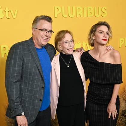 November 4, 2025, Hollywood, California, USA: VINCE GILLIGAN, CAROL BURNETT and RHEA SEEHORN attend the Red Carpet World Premiere Of Apple TV+ s Pluribus Hollywood USA - ZUMAb173 20251104_aap_b173_027 Copyright: xBillyxBennightx
