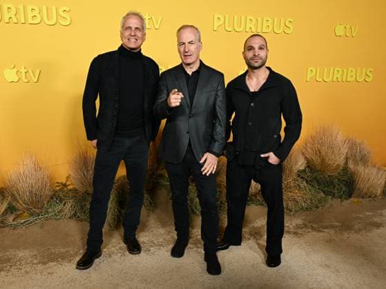 Entertainment Bilder des Tages November 4, 2025, Hollywood, California, USA: PATRICK FABIAN, BOB ODENKIRK and MICHAEL MANDO attend the Red Carpet World Premiere Of Apple TV+ s Pluribus Hollywood USA - ZUMAb173 20251104_aap_b173_030 Copyright: xBillyxBennightx