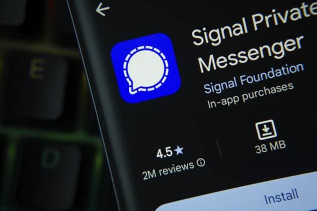 Dhaka, Bangladesch — 27. Juli 2025: Die Signal App aus dem Google Playstore wird auf einem Smartphone Bildschirm angezeigt Dhaka, Bangladesh- 27 July 2025: Signal app from Google Playstore is displayed on a smartphone screen Copyright: imageBROKER MojahidxMottakin iblmmo15560102.jpg