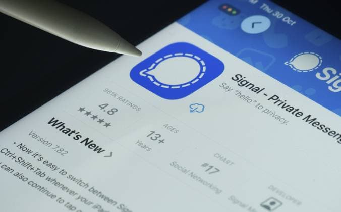 Dhaka, Bangladesch — 30. Oktober 2025: Signal App auf einem iPad Bildschirm mit einem Stift, der auf die Installationsoption zeigt Dhaka, Bangladesh- 30 Oct 2025: Signal app on a iPad screen with a pen pointing at the install option Copyright: imageBROKER MojahidxMottakin iblmmo15560152.jpg