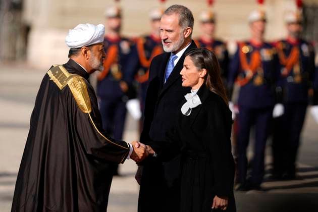 State Visit of Sultan of Oman - Spain King Felipe VI of Spain (c) and Queen Letizia of Spain (r) receive His Majesty Sultan Haitham Bin Tariq, Sultan of Oman. attending a meeting as part of the State Visit of His Majesty Sultan Haitham Bin Tarik at the Royal Palace in Madrid, Spain on November 4, 2025 Photo by Acero ALTERPHOTOS ABACAPRESS.COM Madrid Spain  Copyright: xAcero AlterPhotos ABACAx