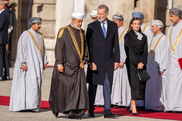 State Visit of Sultan of Oman - Spain King Felipe VI of Spain (c) and Queen Letizia of Spain (r) receive His Majesty Sultan Haitham Bin Tariq, Sultan of Oman. attending a meeting as part of the State Visit of His Majesty Sultan Haitham Bin Tarik at the Royal Palace in Madrid, Spain on November 4, 2025 Photo by Acero ALTERPHOTOS ABACAPRESS.COM Madrid Spain  Copyright: xAcero AlterPhotos ABACAx