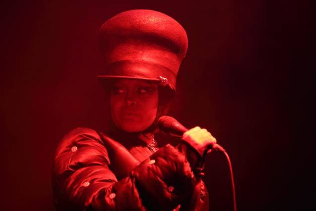 Erykah Badu bei einem Konzert in der Uber Eats Music Hall in Berlin, 4. November 2025. Erykah Badu Konzert Berlin