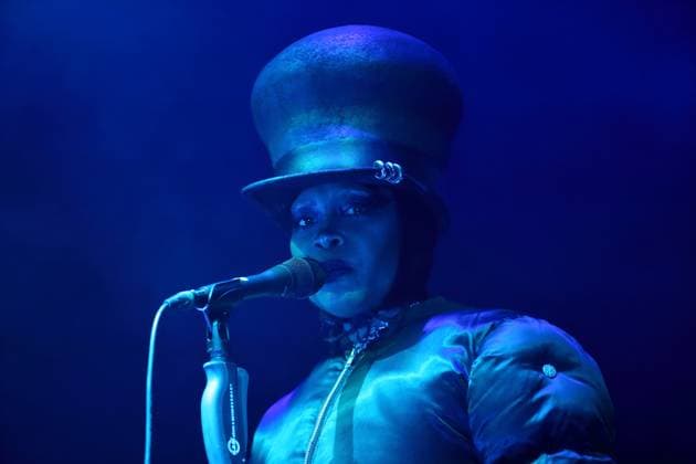 Erykah Badu bei einem Konzert in der Uber Eats Music Hall in Berlin, 4. November 2025. Erykah Badu Konzert Berlin