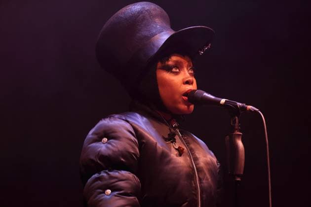 Erykah Badu bei einem Konzert in der Uber Eats Music Hall in Berlin, 4. November 2025. Erykah Badu Konzert Berlin