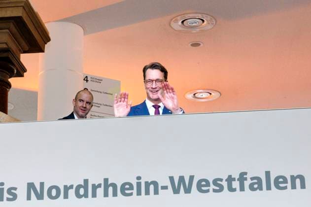 Hendrik Wüst bei der Verleihung des Staatspreises des Landes Nordrhein-Westfalen 2025 an Fotograf Andreas Gursky im K21. Düsseldorf, 04.11.2025