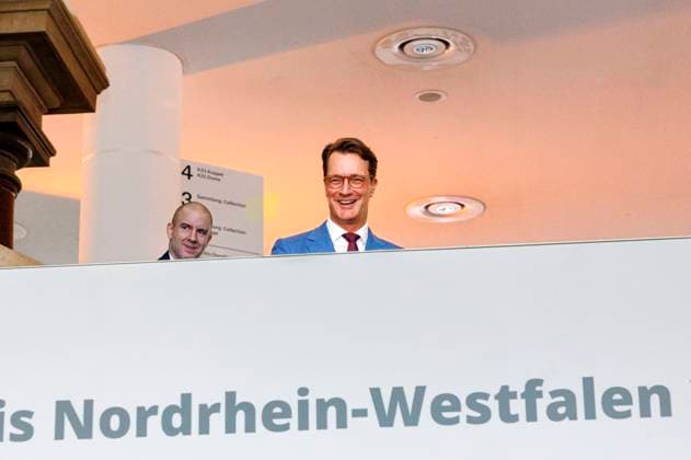 Hendrik Wüst bei der Verleihung des Staatspreises des Landes Nordrhein-Westfalen 2025 an Fotograf Andreas Gursky im K21. Düsseldorf, 04.11.2025