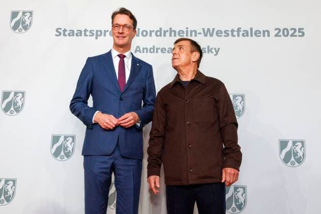 Hendrik Wüst und Andreas Gursky bei der Verleihung des Staatspreises des Landes Nordrhein-Westfalen 2025 an Fotograf Andreas Gursky im K21. Düsseldorf, 04.11.2025