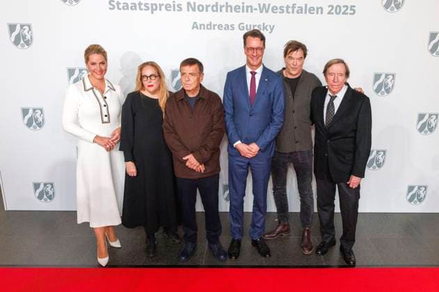 Judith Rakers, Susanne Pfeffer, Andreas Gursky, Hendrik Wüst, Campino und Günter Netzer bei der Verleihung des Staatspreises des Landes Nordrhein-Westfalen 2025 an Fotograf Andreas Gursky im K21. Düsseldorf, 04.11.2025