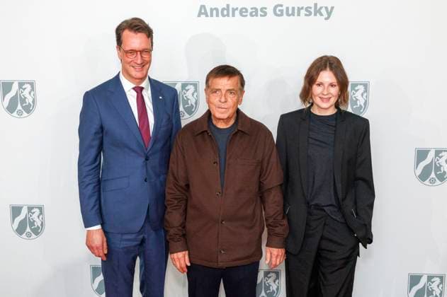 Hendrik Wüst, Andreas Gursky und Annika Gursky bei der Verleihung des Staatspreises des Landes Nordrhein-Westfalen 2025 an Fotograf Andreas Gursky im K21. Düsseldorf, 04.11.2025