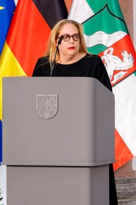 Susanne Pfeffer bei der Verleihung des Staatspreises des Landes Nordrhein-Westfalen 2025 an Fotograf Andreas Gursky im K21. Düsseldorf, 04.11.2025