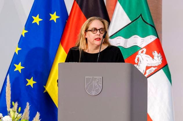 Susanne Pfeffer bei der Verleihung des Staatspreises des Landes Nordrhein-Westfalen 2025 an Fotograf Andreas Gursky im K21. Düsseldorf, 04.11.2025