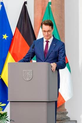 Hendrik Wüst bei der Verleihung des Staatspreises des Landes Nordrhein-Westfalen 2025 an Fotograf Andreas Gursky im K21. Düsseldorf, 04.11.2025