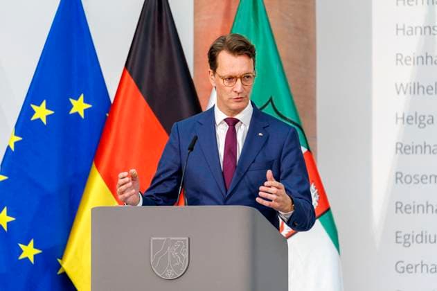 Hendrik Wüst bei der Verleihung des Staatspreises des Landes Nordrhein-Westfalen 2025 an Fotograf Andreas Gursky im K21. Düsseldorf, 04.11.2025