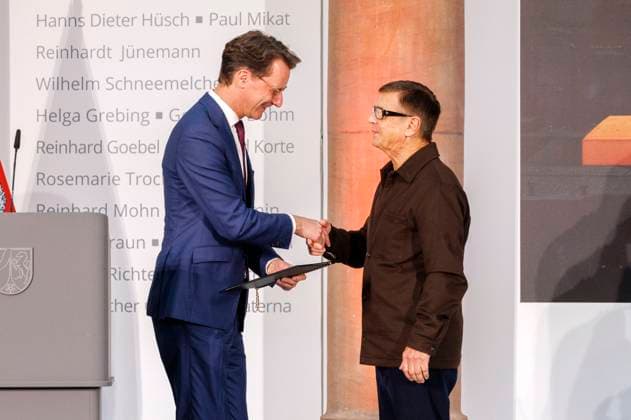 Hendrik Wüst und Andreas Gursky bei der Verleihung des Staatspreises des Landes Nordrhein-Westfalen 2025 an Fotograf Andreas Gursky im K21. Düsseldorf, 04.11.2025