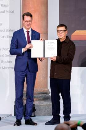 Hendrik Wüst und Andreas Gursky bei der Verleihung des Staatspreises des Landes Nordrhein-Westfalen 2025 an Fotograf Andreas Gursky im K21. Düsseldorf, 04.11.2025