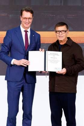 Hendrik Wüst und Andreas Gursky bei der Verleihung des Staatspreises des Landes Nordrhein-Westfalen 2025 an Fotograf Andreas Gursky im K21. Düsseldorf, 04.11.2025