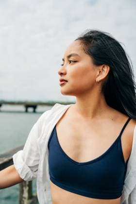 Young asian woman contemplating ocean view from pier Newport, Rhode Island, United States CR_FKNH251103-1875672-01 ,model released, Symbolfoto