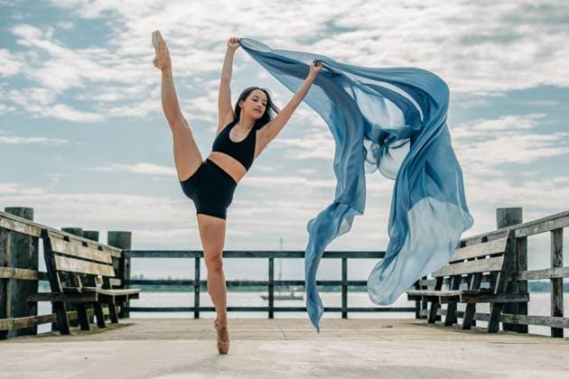 Ballerina performing impressive dance split on pier Newport, Rhode Island, United States CR_FKNH251103-1875771-01 ,model released, Symbolfoto